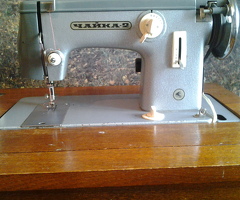 Швейная машина «Чайка 2» с электроприводом и тумбой